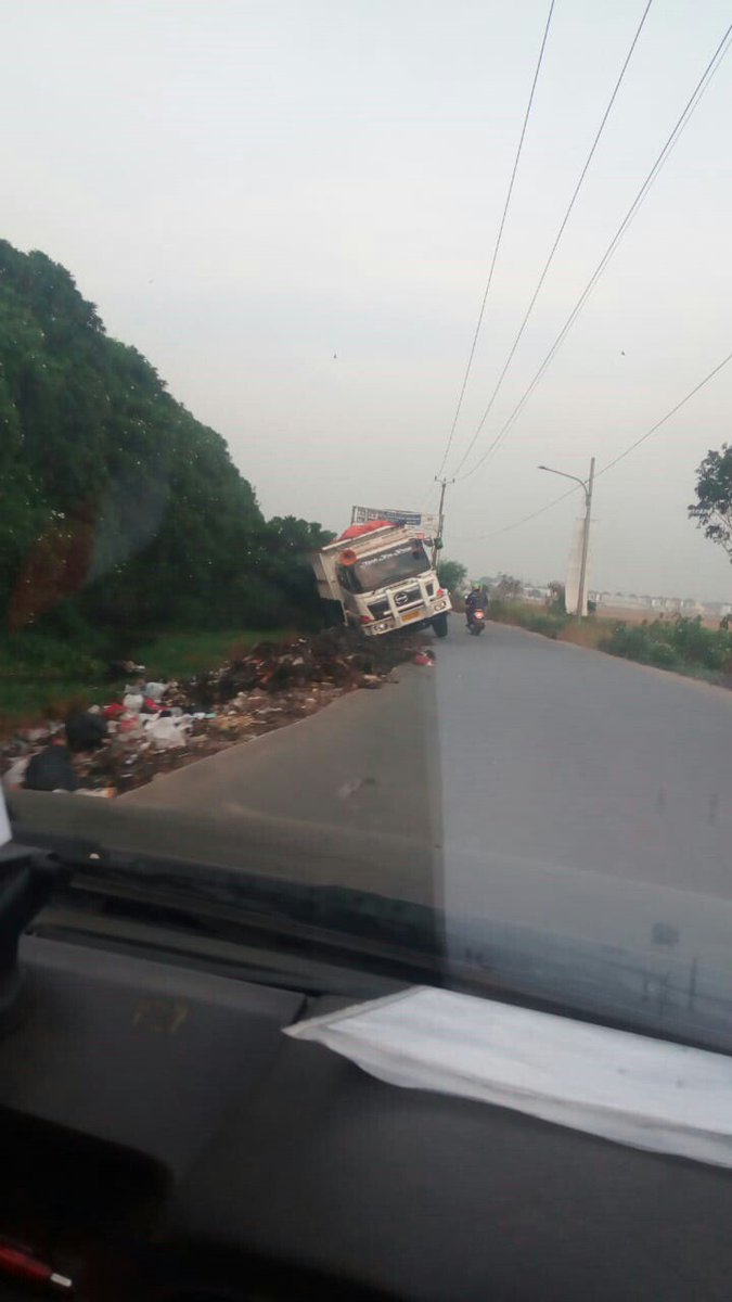 EndiRyan's tweet photo. Ada truck terperosok sebelum di Perum. Graha Harapan Bekasi arah Harapan indah.. @BekasiUrbanCity https://t.co/uTIbAJABpm