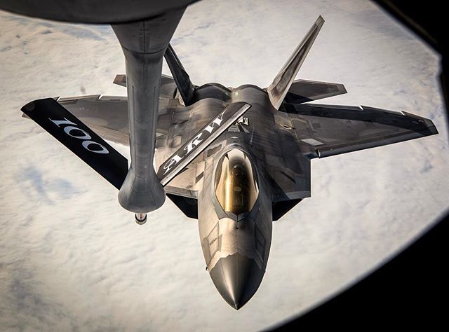 gIobalair's tweet photo. A U.S. Air Force F-22 Raptor receiving fuel over Norway #military #armedforces #aircraft #airforce #aviation #usaf #f22 #raptor #aviationphotography https://t.co/adMjjg8kLu https://t.co/NDZOIzDRTc