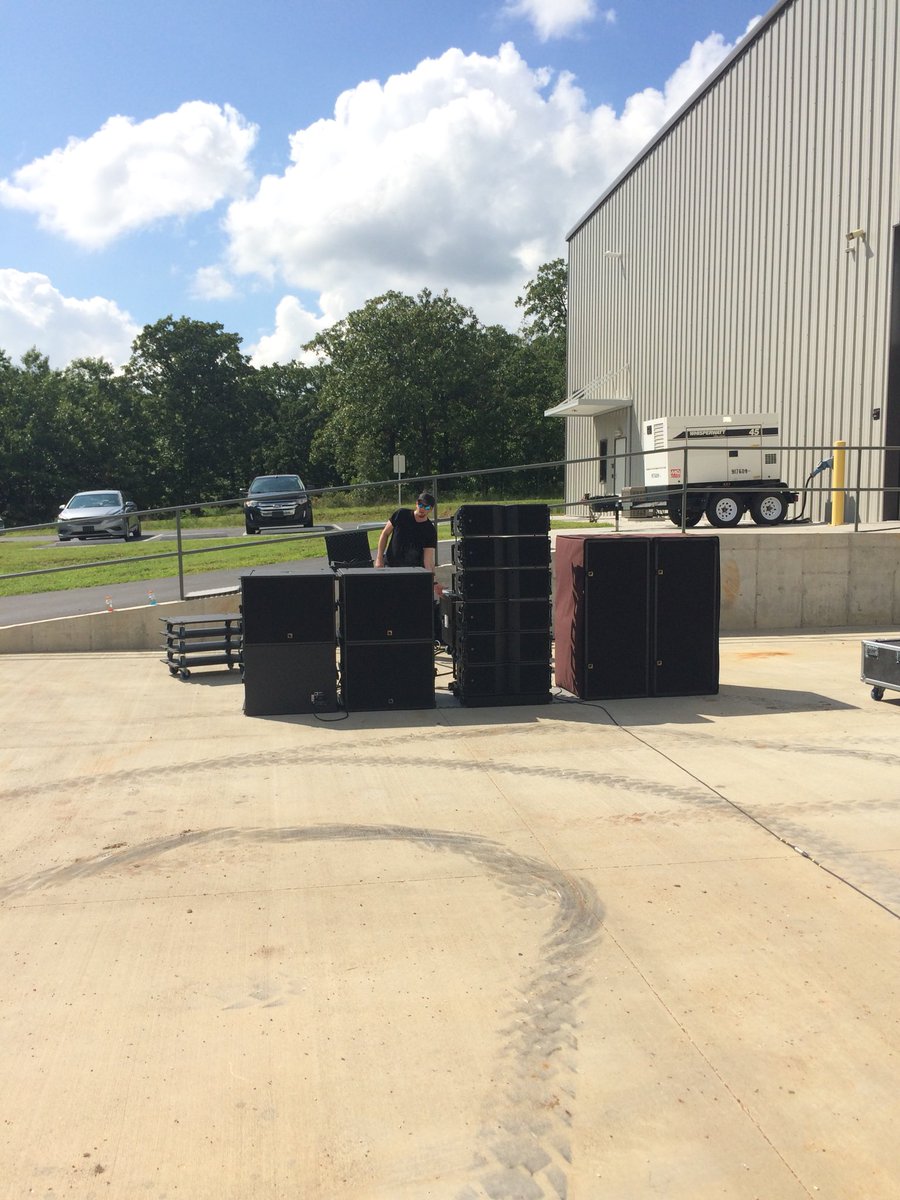 audioengineernw's tweet image. @L_ACOUSTICS  #kara training in Joplin MO with Phil the #systemstech for the @foofighters #certified #rockandroll #soundcompany #seattle