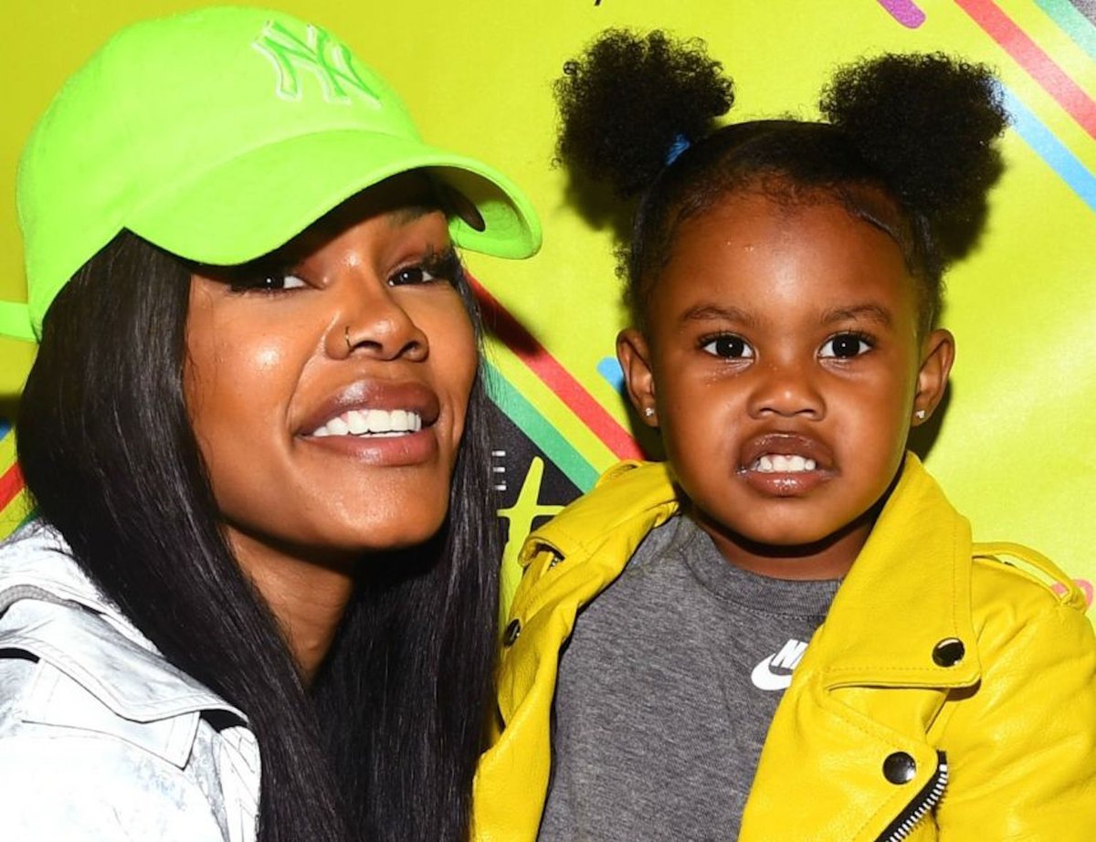 Essence's tweet photo. .@TEYANATAYLOR and her baby girl, Junie, stole the show at #EssenceStreetStyle: https://t.co/H3prCvMeF8 https://t.co/uMMVV5VsBU