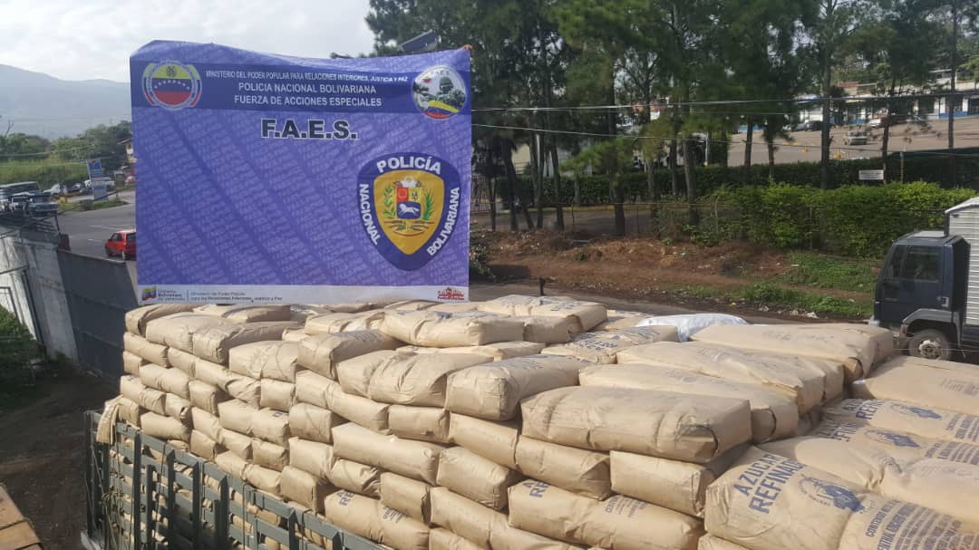 FreddyBernal's tweet photo. 1. En la carretera principal de San Antonio del Táchira y la carretera del Corozo #Táchira, hemos retenido 6 vehículos con 220 sacos de azúcar y más de 1.000 cestas de frutas que serían destinadas al contrabando en la frontera Colombo-Venezolana. https://t.co/LybZegYnXw