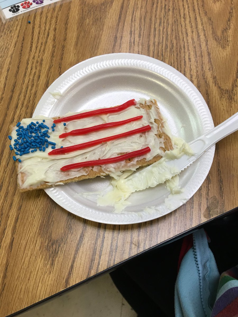MrsBalgoyen's tweet photo. What better way to celebrate learning about our American Flag...yummy! 🇺🇸 https://t.co/zoGGnI4WxZ