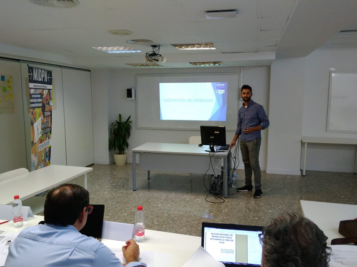 floridauni's tweet photo. Exposición de los TFM del alumnado de nuestro Máster Oficial en Innovación. Nacho Silvestre presenta su trabajo basado en la gestión integral de infraestructuras destinadas a fines de ocio #midpn #negocio #innovacion #tfm https://t.co/fhW1TASrKA https://t.co/jkp6kCcVqv