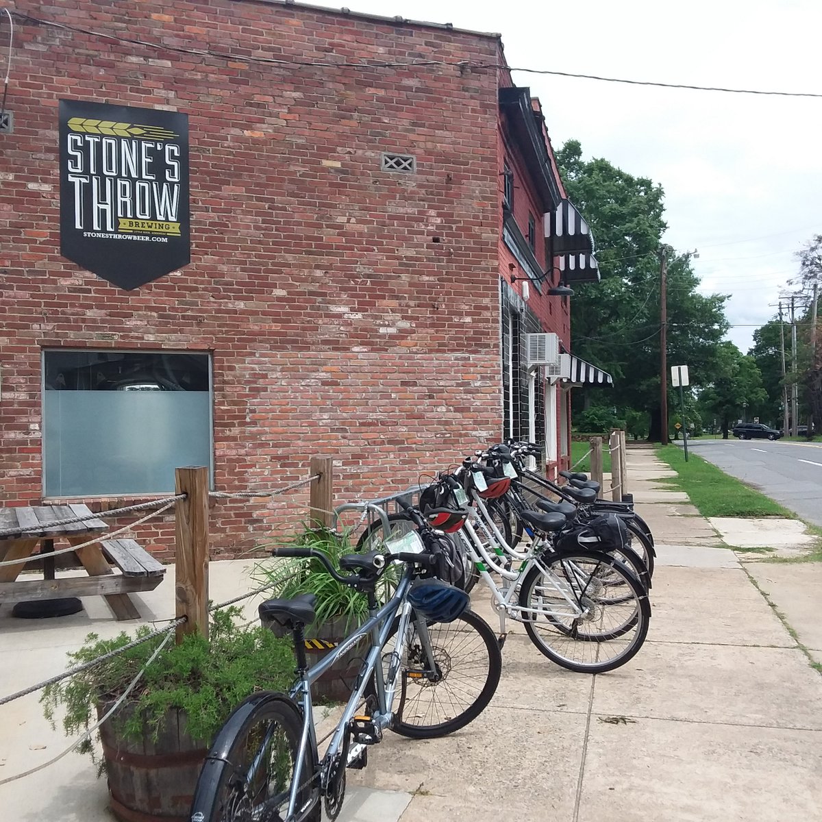 StonesThrowBrew's tweet photo. Live downtown? Every Thursday is all night #HappyHour if you walk or bike to the #StonesThrowMacPark Brewpub & Biergarten!
#ThrowOneBack #DrinkStonesThrow #StonesThrowBrewing #StonesThrowBeer #StonesThrowCider https://t.co/C1xQPcuC4i