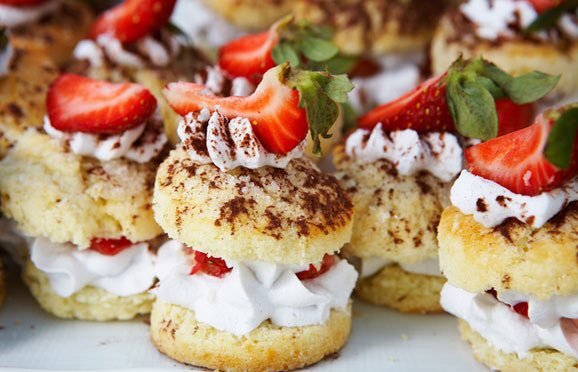 ChefMumsie's tweet photo. Chef Mumsie Strawberry shortcakes https://t.co/mLUuxVy9Fn