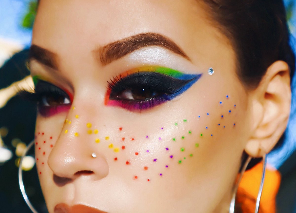 FefyElysian's tweet photo. Here’s a close up of the look I did with my @Jaclynhill X @MorpheBrushes vault collection in @darkmagic 🖤🖤 and my @bhcosmetics #takemebacktobrazil palette 🌈🌈  brows done with @AnastasiaBevHil #dippomade in softbrown 💖💖 @daisymarquez_ @tinahalada https://t.co/yfdxF48xeg