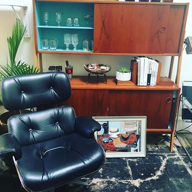 We've been quiet - exciting things happening in the shop! Can't wait to tell you more, soon!! Here's our favorite spot to relax... We're here today till 7!
.
#frankdoernerchair #eamesloungechair #danishmidcentury #gritsf #shopgoldandrust #goldandrustfind… ift.tt/2N8TCrE