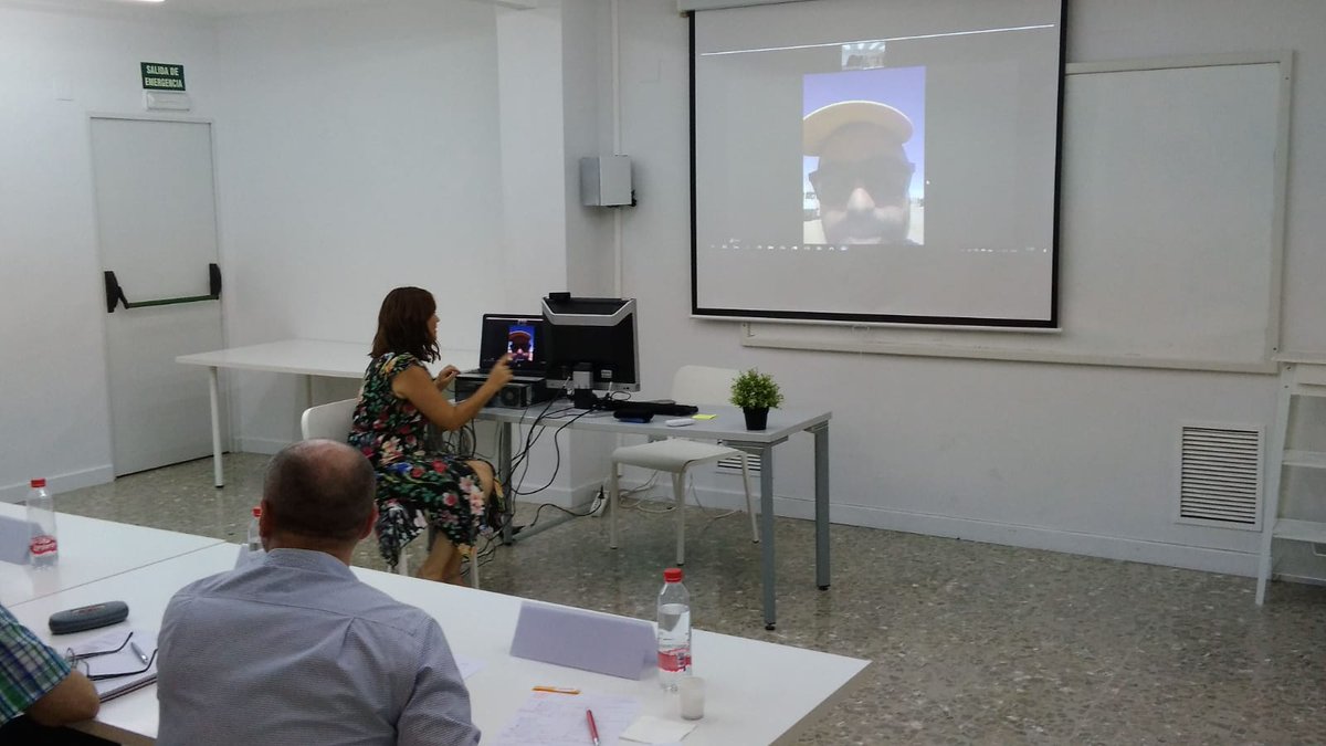 floridauni's tweet photo. Exposición de los #TFM del alumnado de nuestro Máster Oficial en Innovación. Hammada Saleh presenta desde el Sahara @butigonsahara : tienda online de productos locales a personas de los campamentos refugiados saharauis #midpn #negocio #innovacion https://t.co/fhW1TASrKA https://t.co/alihzlIb9W