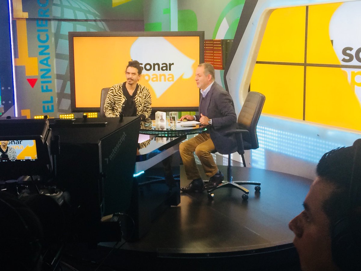 En este momento <a href="/_MASAF_/">MatiasSaavedraFierro</a> en entrevista con <a href="/LudensMauricio/">Mauricio Mejía</a> por <a href="/ElFinancieroTv/">El Financiero TV</a> elfinanciero.com.mx #musicoschilenos #cdmx #sonpetalostuspalabras