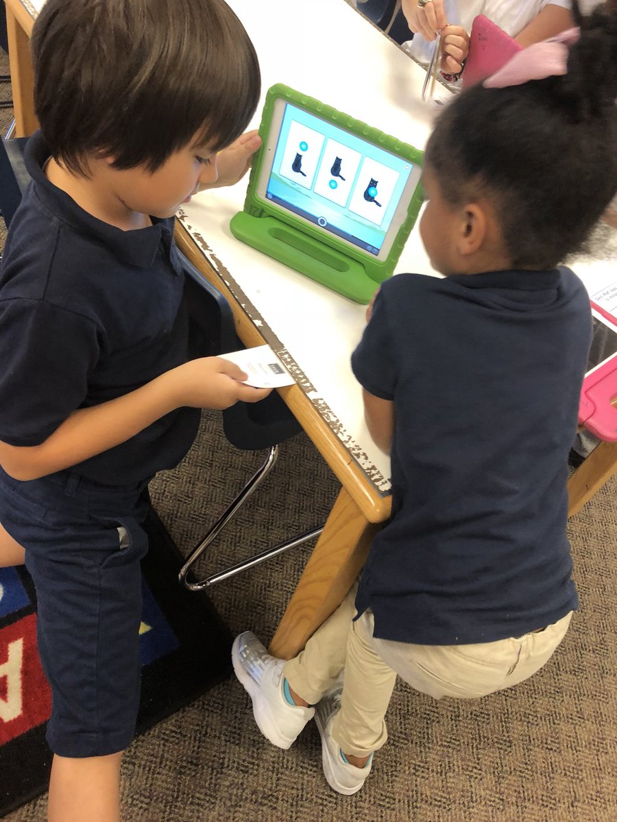 Amy_BakerLMS's tweet photo. What happens when you accidentally double-book the LMC @WilkersonTElem? The older students guide and assist the younger students. #problemsolved #JCPSBackpack #learningfromteaching https://t.co/uEQ8N6sKr0