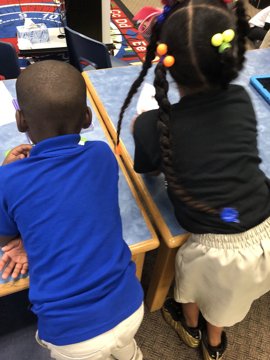 Amy_BakerLMS's tweet photo. What happens when you accidentally double-book the LMC @WilkersonTElem? The older students guide and assist the younger students. #problemsolved #JCPSBackpack #learningfromteaching https://t.co/uEQ8N6sKr0