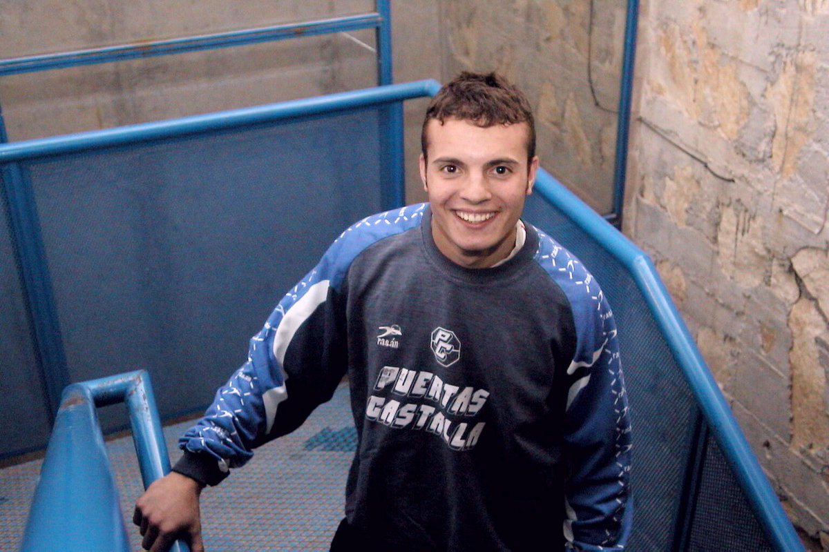 JuliCV7's tweet photo. Antes de que finalice el día, quiero Felicitar en su 90 Aniversario al @CD_Alcoyano.
Te disfruté y defendí posiblemente en los peores momentos de tu historia, orgulloso de haber vestido la elástica blanquiazul de mi Ciudad.
⚽️💙⚽️
#90Aniversario
#MoralYVictoria https://t.co/tlJcypIUh5