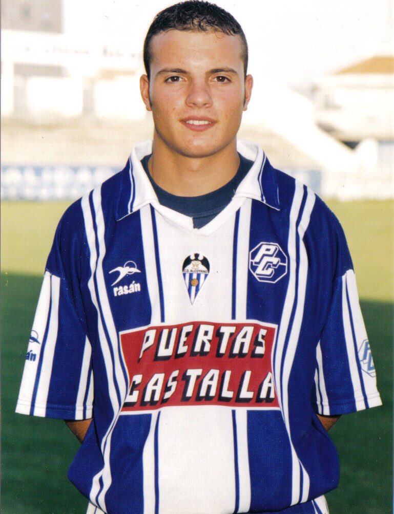 JuliCV7's tweet photo. Antes de que finalice el día, quiero Felicitar en su 90 Aniversario al @CD_Alcoyano.
Te disfruté y defendí posiblemente en los peores momentos de tu historia, orgulloso de haber vestido la elástica blanquiazul de mi Ciudad.
⚽️💙⚽️
#90Aniversario
#MoralYVictoria https://t.co/tlJcypIUh5