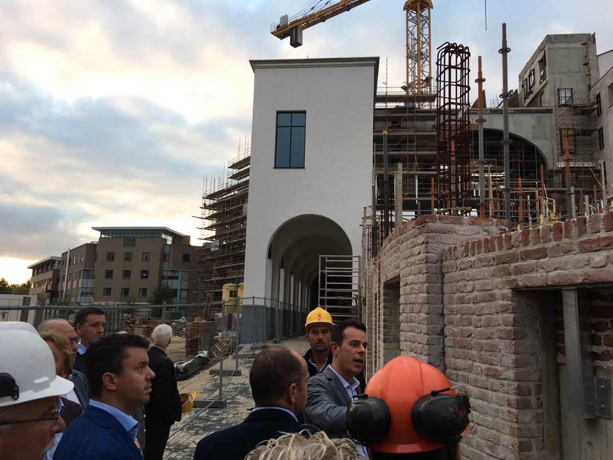 Maankwartier Heerlen. 
Vanavond heeft Bas Wauben, de architect die de kunst van Michel Huisman mocht vertalen naar de bouwtekeningen, samen met bouwbedrijven Jongen een rondleiding voor Bouwend Nederland op het Maankwartier in Heerlen verzorgd. maankwartier.nl