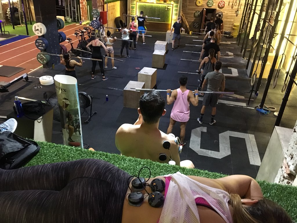 Antonio_Compex's tweet photo. Despues de un buen #wod toca recuperar y que mejor que de la mano de #compex 
Gracias a #Crossfit28004 por esta gran jornada. #madrid #crossfit #compexboxchallenge 
#gymage https://t.co/PlsDR3h2Yn