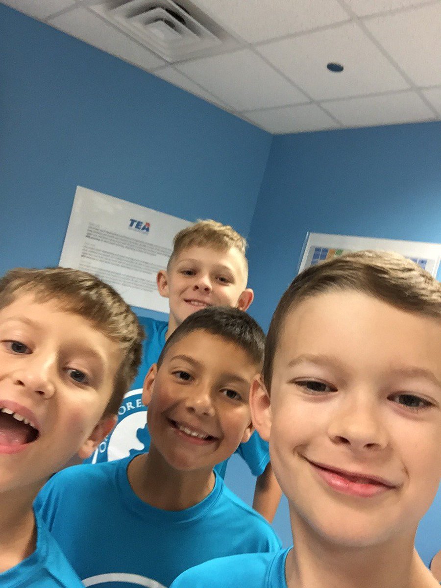 OakForestES's tweet photo. Our Bobcat Media Team is now responsible for the campus' Twitter pics &amp; videos. First order of business, selfies! #StudentManaged https://t.co/WOVyB4KNlF