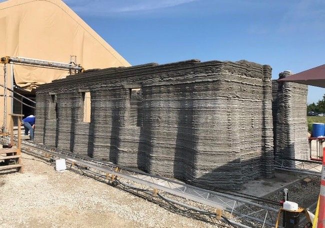 xataka's tweet photo. La llamada "impresora 3D más grande del mundo" construyó en 40 horas el primer cuartel de este tipo para el ejército de los EEUU https://t.co/O9crVjKtqq #lomásvisto https://t.co/nm4tYKed6G