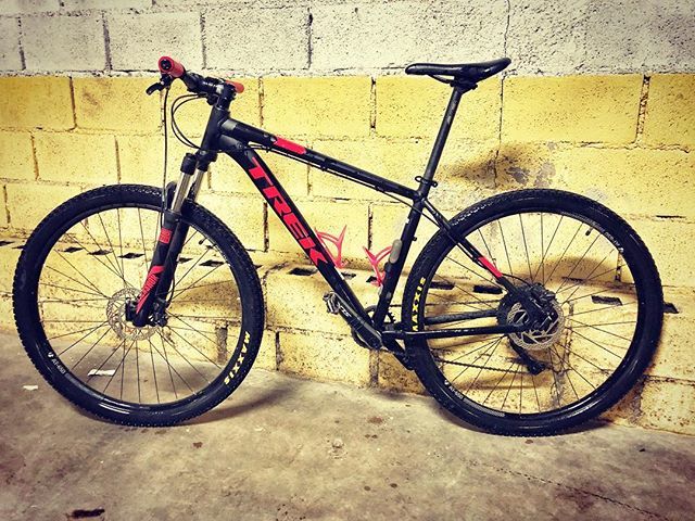 z0r3f's tweet photo. Ultimando detalles 🚵🏻♂️ para la Titan de la mancha, este sábado...
-
#race #power #happy #climb #training #bike #mtb #cycling #offroad #trek #btt #garmin #ciudadreal #hunter #lessismore #maxxis #tubeless #ovalchainring #singlechainring #shimanobrake… https://t.co/hhfJG6g2Eo https://t.co/osptBdlKYa