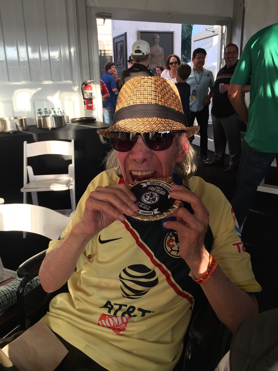 De regreso y festejando mi homenaje en LA!! Nos vemos en <a href="/Ventaneandouno/">Ventaneando</a>