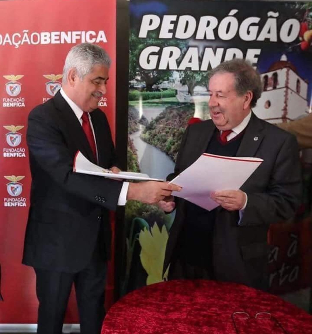ruiiamado's tweet photo. Isto explica muita coisa. Há fotografias que valem mais que mil palavras. #Compadrio #Toupeiras https://t.co/M9rACmBHbs