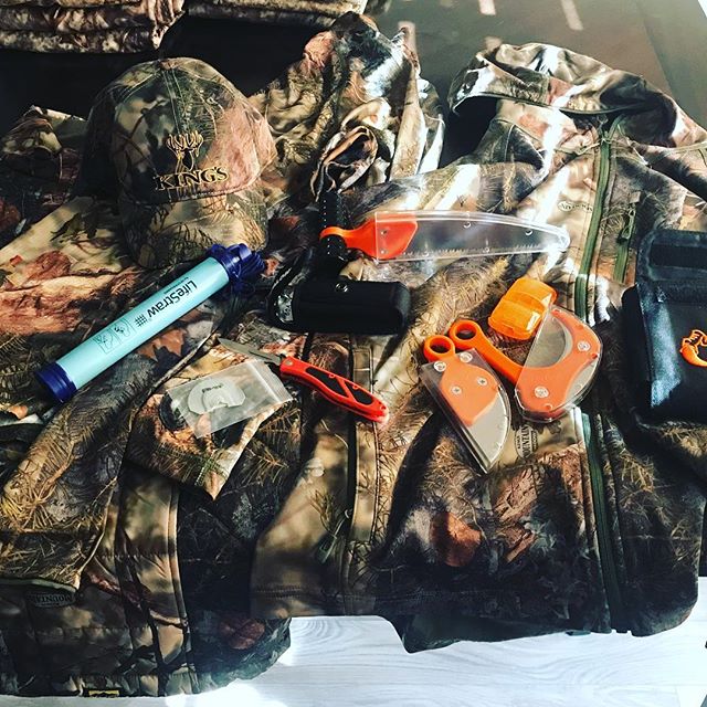 All ready to hit the back country on a hunt of a lifetime. What kind of knives do you use?  #raptorazor #deerhunting #huntingseason #deerseason #elkhunting #elk #venison #wildgame #huntingknife #biggameskinner #pizza #kitchenknife  📷: <a href="/mtnmanlife/">Eggnog</a>