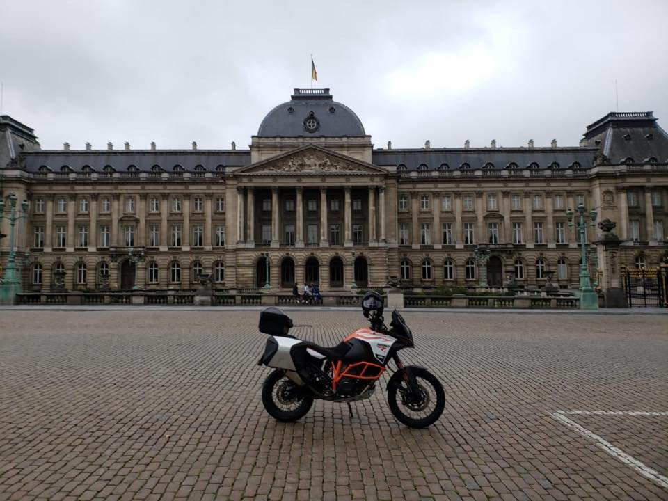 REVISTA400's tweet photo. El equipo de Revista 400 llegó a Europa para realizar la prueba de larga duración de la KTM 1290 Super Adventure S, comenzando el día de ayer por Bruselas, Bélgica 🔥🏍
#TodosSomos400 #LaCiudadDeLasMotos #KTM400 #Alpinestars400 #LS2400 #Shad400 #CSC400 https://t.co/I1HulYDQVm