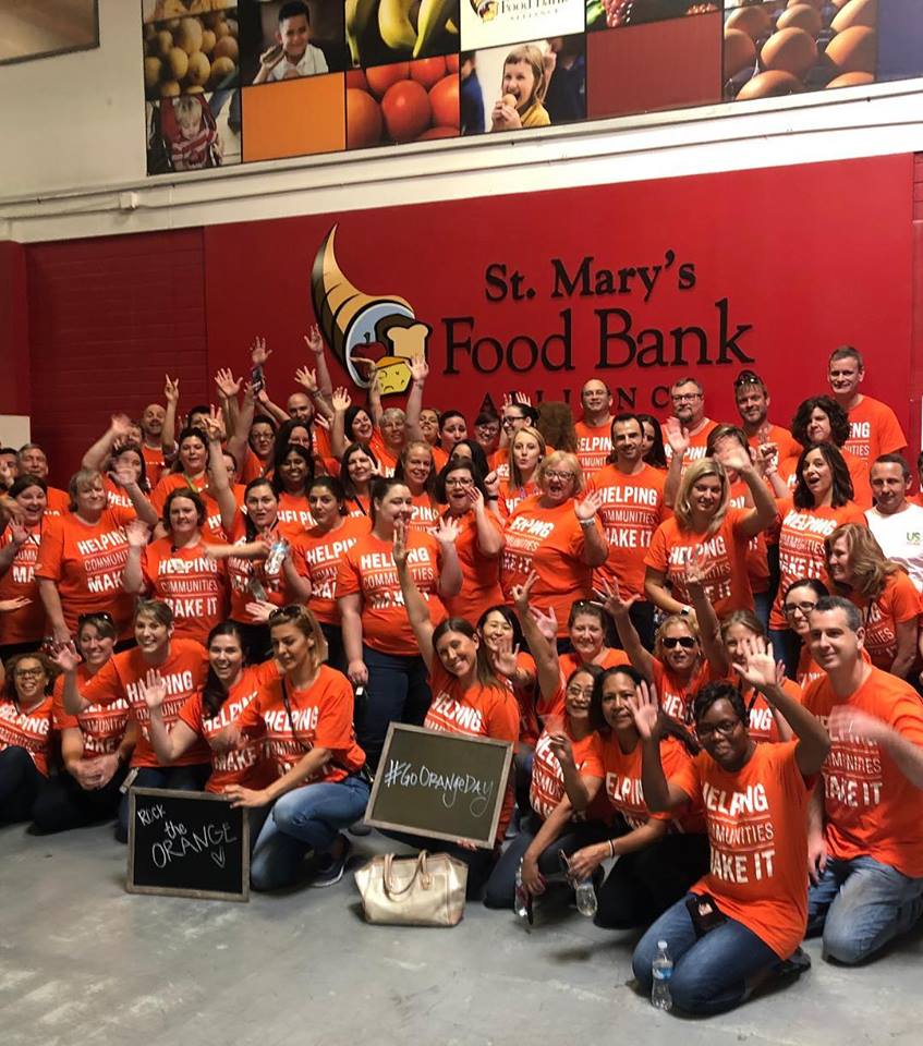 StMarysFoodBank's tweet photo. Thank you @USFoods for packing 2,888 emergency food boxes today! π
#goorange #goorangeday #hungerawarenessday2018 #hungeractionmonth #september #rocktheorange #endhunger #hungerfighters #helpingcommunitiesmakeit #smfba50 #feedingarizona https://t.co/6Tqlr1M5Iw