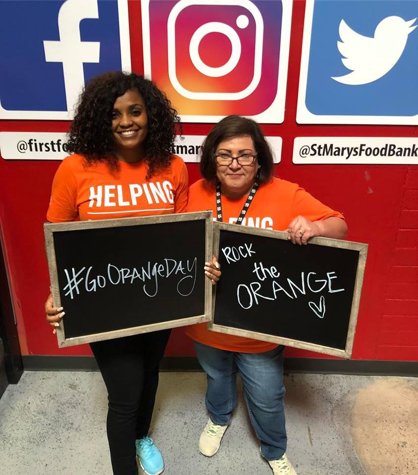 StMarysFoodBank's tweet photo. Thank you @USFoods for packing 2,888 emergency food boxes today! π
#goorange #goorangeday #hungerawarenessday2018 #hungeractionmonth #september #rocktheorange #endhunger #hungerfighters #helpingcommunitiesmakeit #smfba50 #feedingarizona https://t.co/6Tqlr1M5Iw