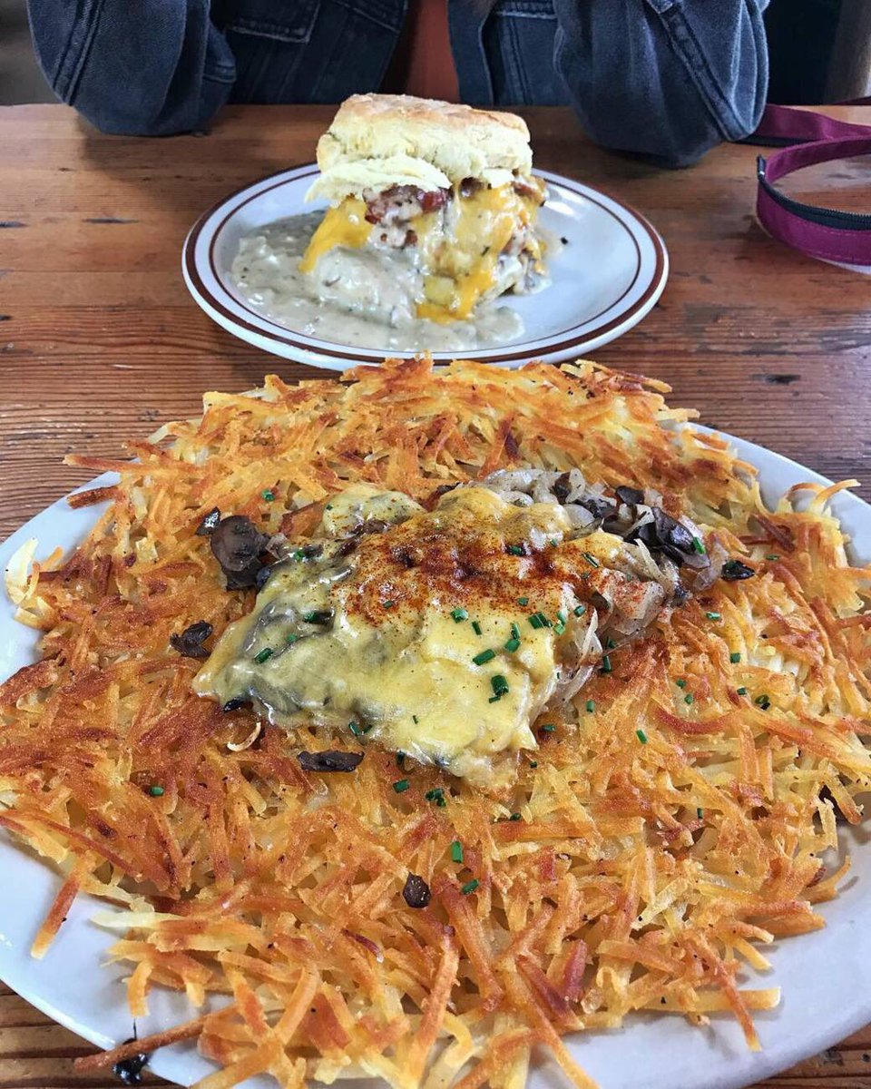 pinest8biscuits's tweet photo. Perspective matters! The #HashUps, making #TheReggie look small. Minutes later, they both disappeared. https://t.co/6I6ApBnZAy