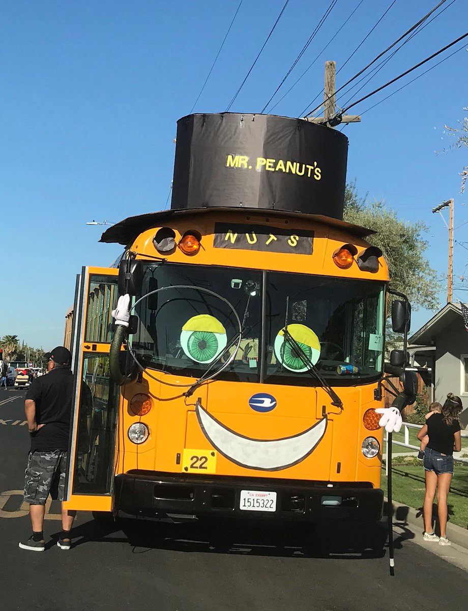 MrP_tcsd's tweet photo. Big shout-out to Fred and David for their involvement in the Tulare Fair Parade!  These guys are nuts!  #TCSDshare #PEOPLEmakethedifference https://t.co/mg5DTrXlmK