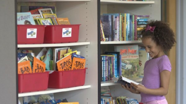 ScholasticEdu's tweet photo. A classroom library is an invaluable tool for literacy instruction. Here are 11 essential ways you know yours is primed to support students' reading achievement: https://t.co/fPPp1aztn3
#classroomlibrary #literacy #readingsuccess https://t.co/FaJrUN6IaS