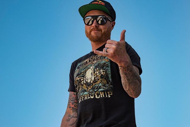 TheChip's tweet image. *While watching the 2018 @superhooligans races*Hey @rolandsands, how's it goin'?
.Roland: 🤙
.
.
.
.
📸 @packphoto451 
#sturgisbuffalochip #motostampede #superhooligans #hooliganracing #flattrack #flattrackracing #rolandsands #rolandsandsdesign #buffal… ift.tt/2OiGpcn