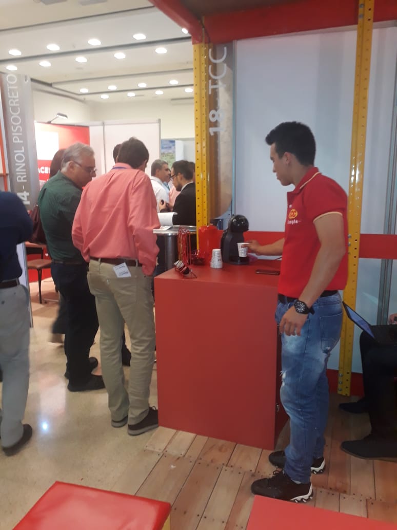 TCCcolombia's tweet photo. Con importantes conferencias y una amplia muestra comercial, vamos finalizando este valioso encuentro logístico #Logismaster2018 @Zonalogistica https://t.co/tVuK7l1uzW