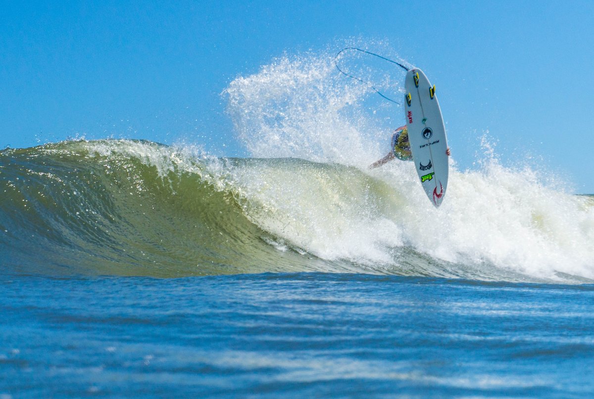 Vogt20's tweet photo. Fun day of waves @surfline @sunrisesurfshop @VoidTheMag #WillVogtPhotography #HurricaneFlorence #Waves #AquaTech #SonyAlpha #VoidLive https://t.co/OhYUc5KDAy
