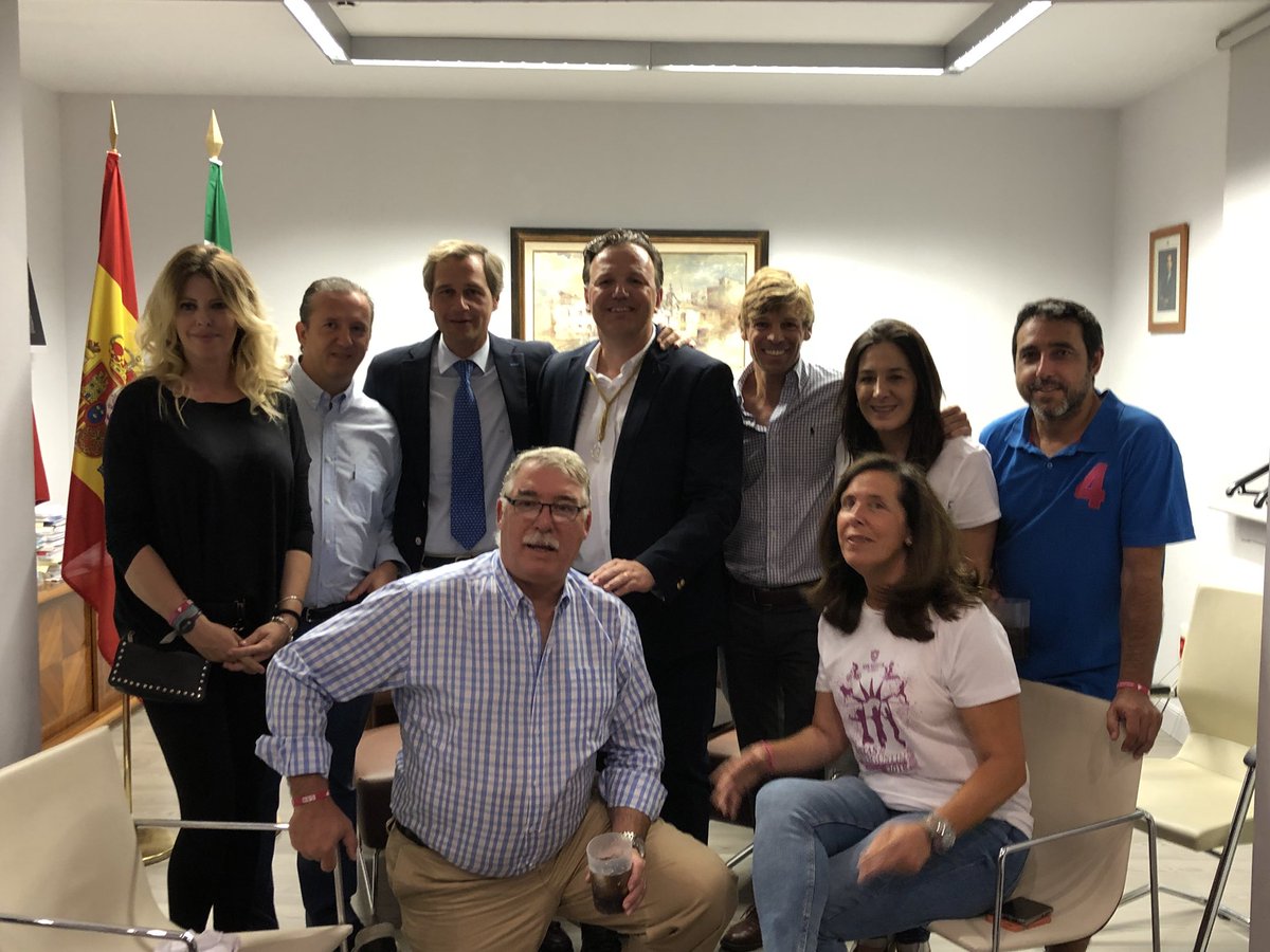 Aglezterol's tweet photo. Terminamos la noche en el pregón de nuestros compañeros del @PPSanAgustin, junto a su alcalde @JuanFigueroaCol, alcaldes, portavoces y amigos del @ppmadrid. ¡Un placer disfrutar de su compañía! https://t.co/HSyZJrG6YL