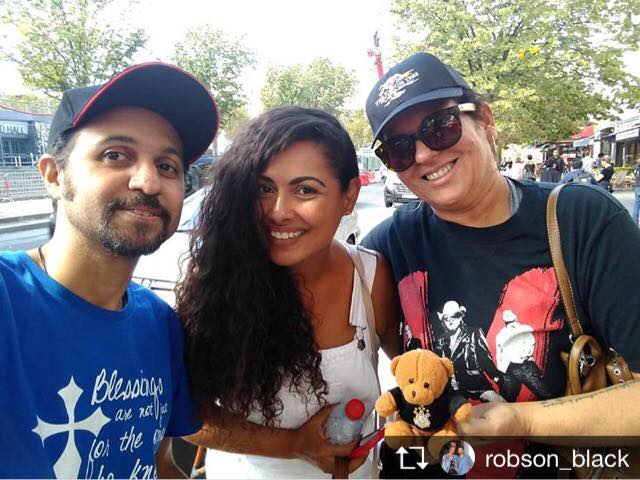 lifeshirts8's tweet photo. Tem #LifeShirts passeando pelos shows do #U2 mundo a fora! 😍 RT @8RobBlack Pre Show! U2ers together #Paris #ThankYouForBlessings #ThereIsNoEndToLove #BeAllThatYouCanBe #u2eitour https://t.co/1gJAhGVtcI