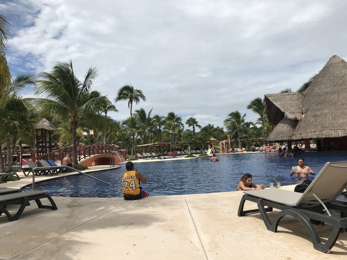 borikwaa's tweet photo. #Cancun #VivaMexico #ChillinPoolside #TwoYearAnny #Siesta #PalapaLife https://t.co/D4HJ4KHrgB