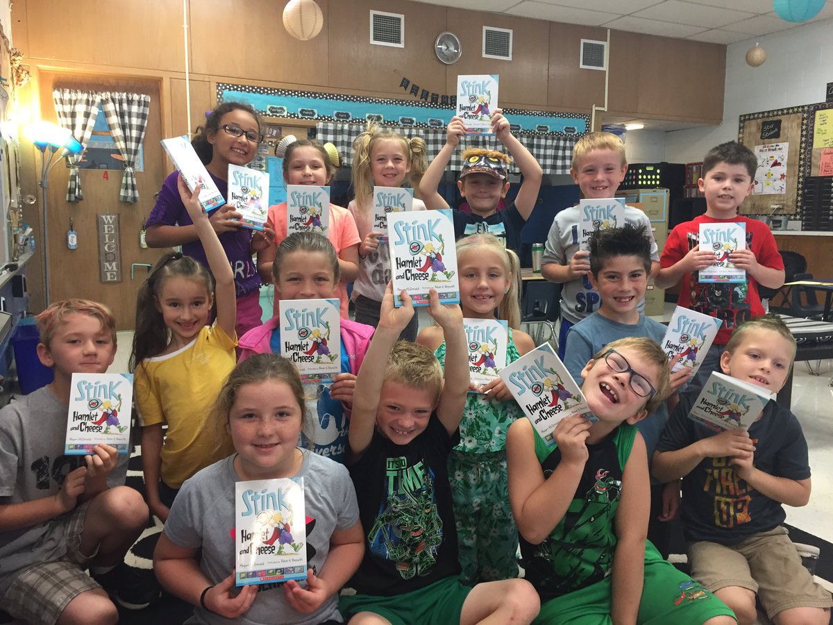 mcgraw2ndgrade's tweet photo. Thank you to all of our class sponsors who provided books for our students! They were THRILLED to get their first book today and are looking forward to receiving one every month. #hornetsr2 https://t.co/Q8K9WPKrvY