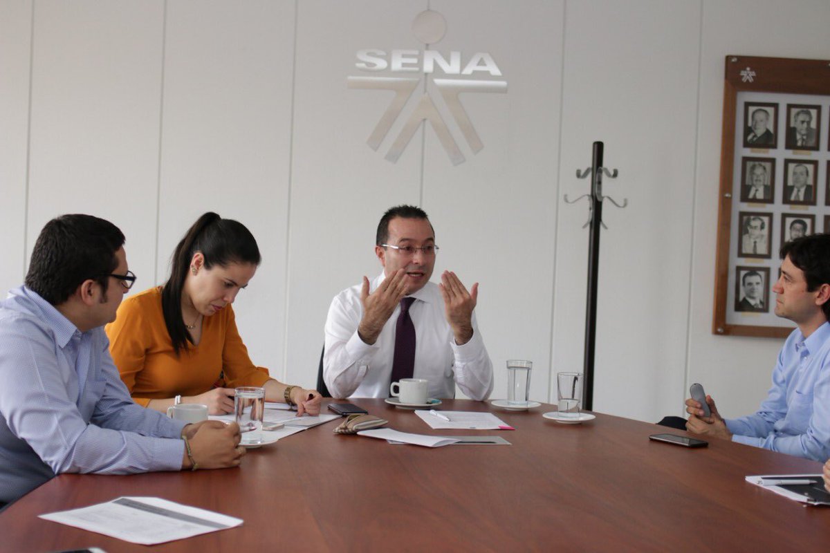 EstradaCarlosM's tweet photo. Me reuní con el director regional del @senacomunica en Antioquia, @teorendono, y con sus coordinadores para conocer el funcionamiento de la entidad a nivel departamental. Estamos #ConstruyendoPaís https://t.co/mwWhoY7Li3