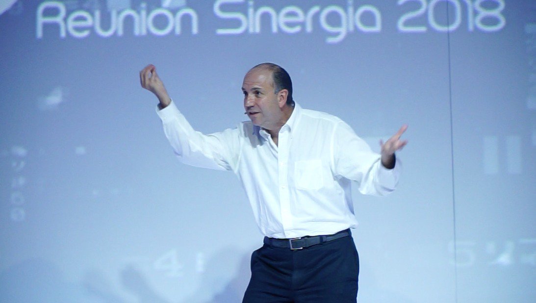 En la Convención Nal del Grupo Bolívar haciendo lo que más disfruto en la vida: #Servir. ¡Qué gran escenario, qué gran evento y qué grandes personas! Eventos como este me ratifican que quiero seguir adelante con este propósito de inspirar a las personas a través del #Servicio.