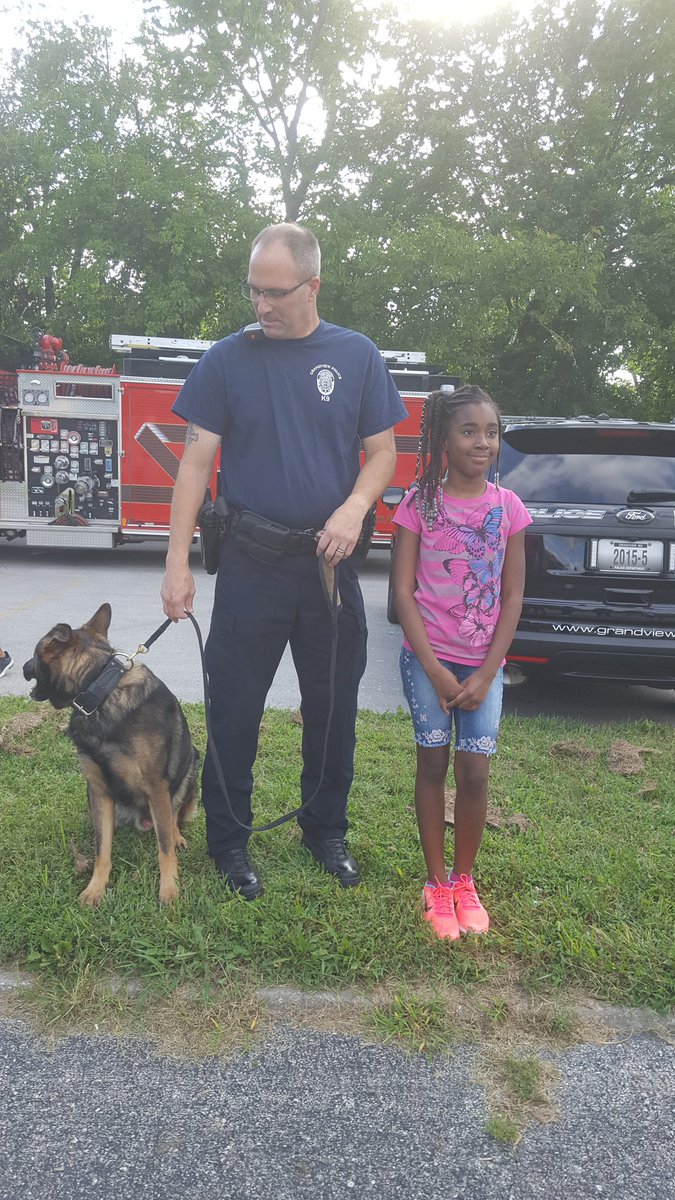 ejudon4's tweet photo. Thank you GVPD &amp; Ace for stopping by at BG Back to School Jam.
#WeAreGrandview https://t.co/m3nop0eGEg