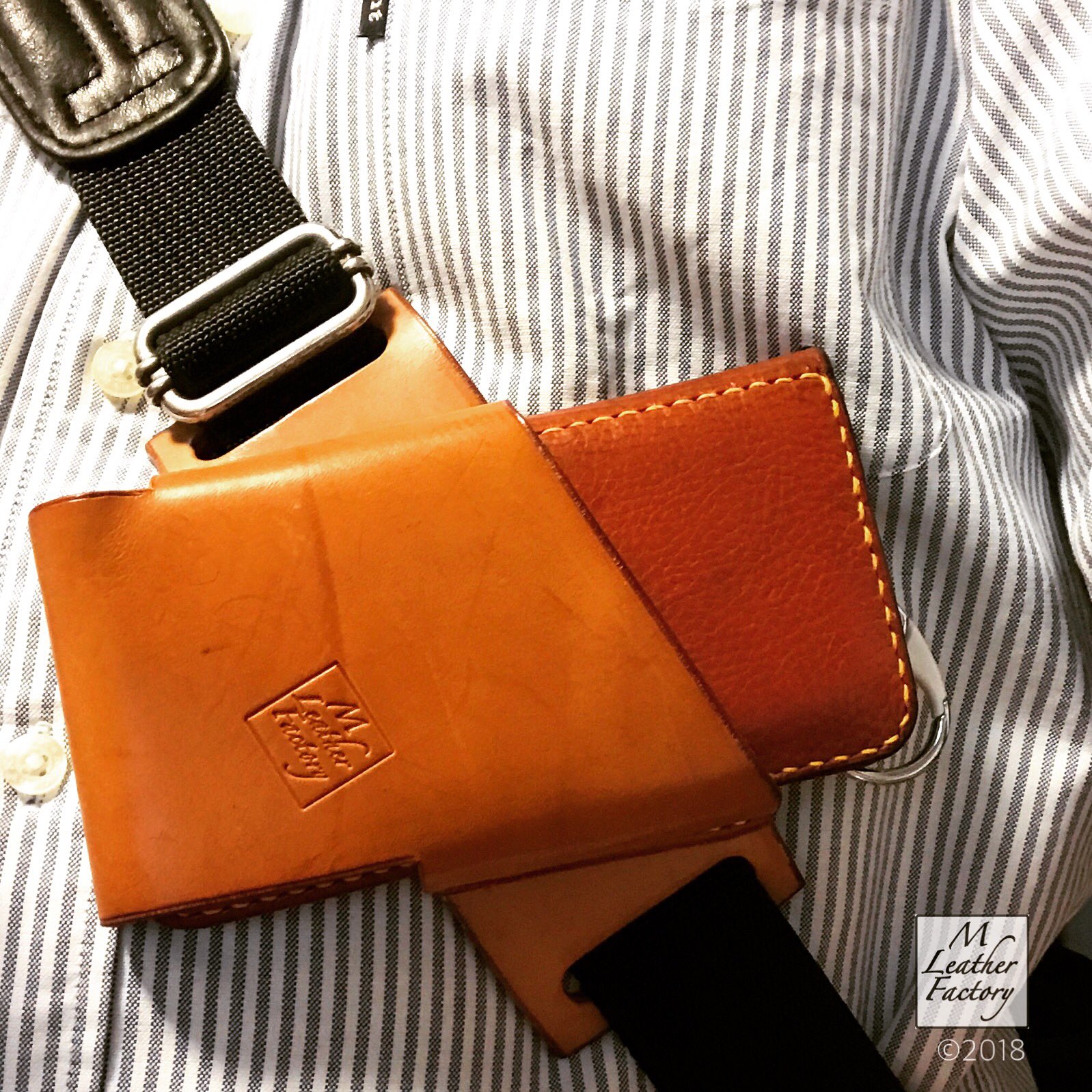 Mleatherfactory 手縫いの革小物 試作のスマホの薄型ベルトホルダーで ジャケットを羽織っても響かなくなった カバンを斜め掛けするときにも良いかも ベルトポーチ レザークラフト ハンドメイド 手縫い 革細工 レザー小物
