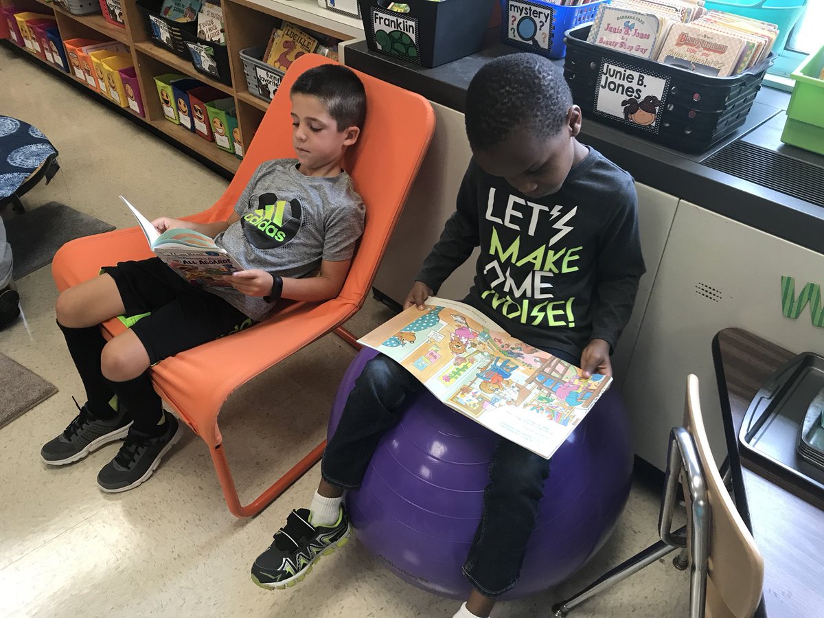 Lindsay15151515's tweet photo. Literacy jobs are in full swing! #writingstation #informationstation #readtoself #Prometheanplay 😊🤓 https://t.co/it5piRgJZ8