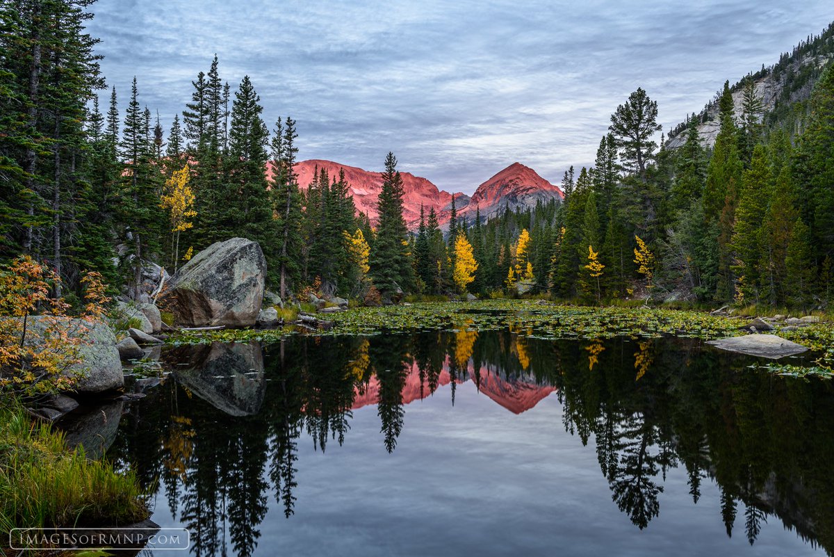 ErikThePhotog's tweet image. As I waited in the silence of the morning I almost missed it. For a few brief minutes the first rays of the morning silently painted the distant mountains in a gentle warm hue and then it was gone. These fleeting moments are unnoticed by most of us too busy to pay attention.#RMNP