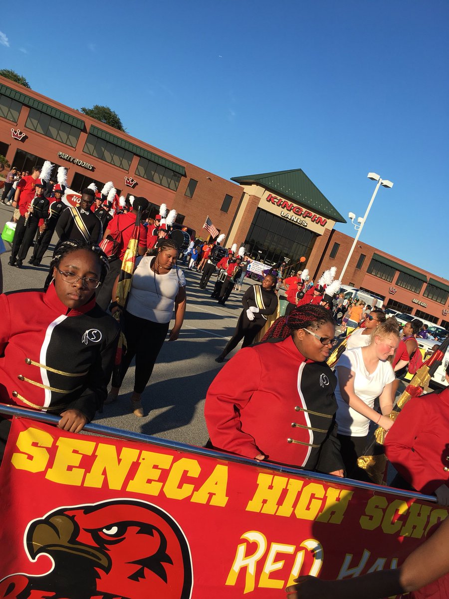SHSRedHawkBand's tweet photo. #GaslightParade #GaslightFestival #jtownchamber @SenecaPrincipal @RedHawkWay @Seneca_High @MrsDixonAP @brigante24 https://t.co/K5RP0GGVEl