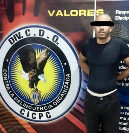 dcdocicpc's tweet photo. Detuvimos a una persona que trataba de ingresar a nuestra institución universitaria con un título de bachiller falso y a través de las investigaciones también capturamos al falsificador. Ambos fueron puestos a la orden del Ministerio Público https://t.co/y6bMJX26Jy