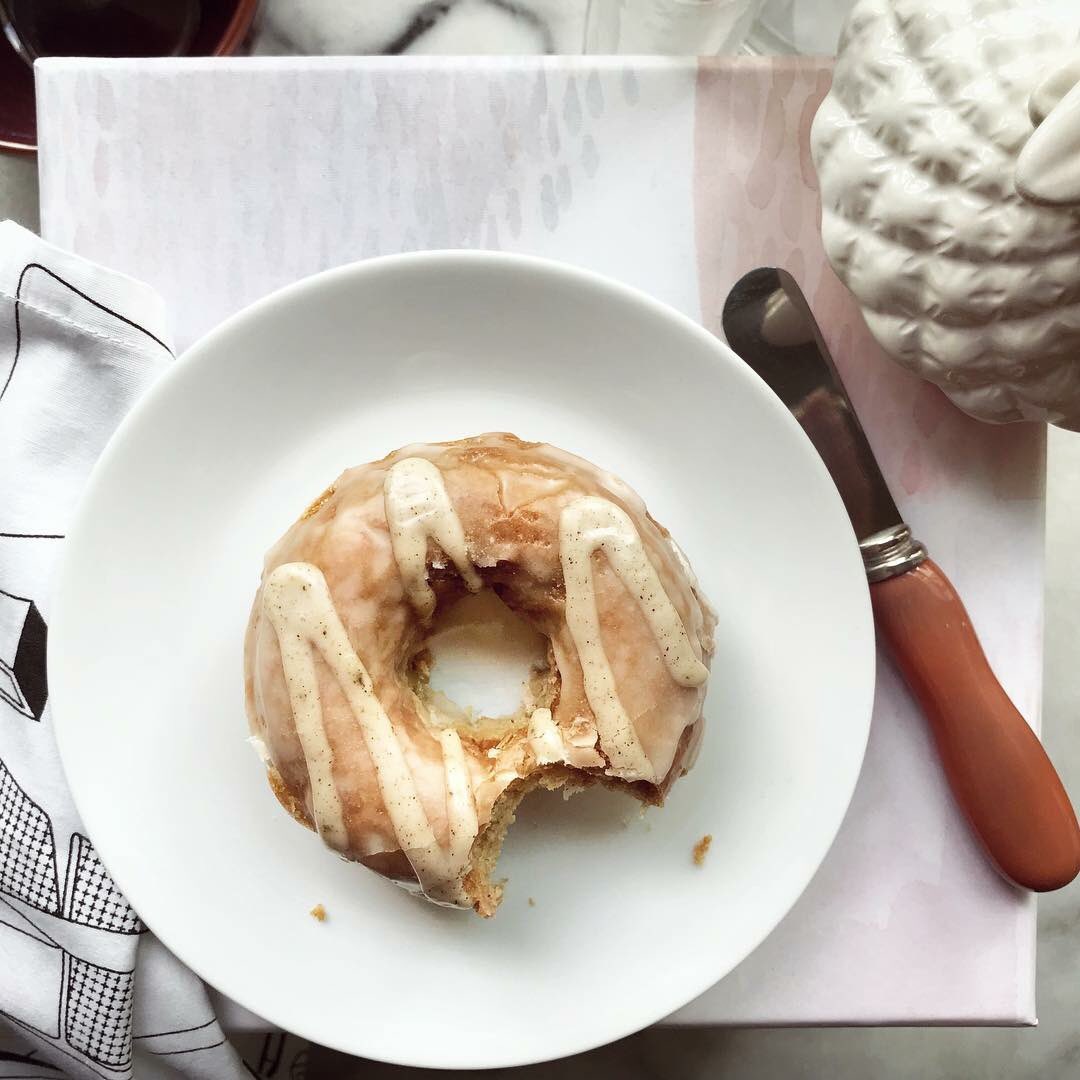 thepollyfox's tweet photo. Friends. That Earl Grey flavour we dropped yesterday? Yup - you can find it in this gem.
-
London Fog doughnuts. Ahem. VEGAN London Fog doughnuts.
-
Creamy vanilla doughnut. Simple vanilla glaze. Oh-so very Earl Grey drizzle.
-
#thepollyfox
#glutenfree
#vegan
#abbotsford https://t.co/34QIT3VEcS