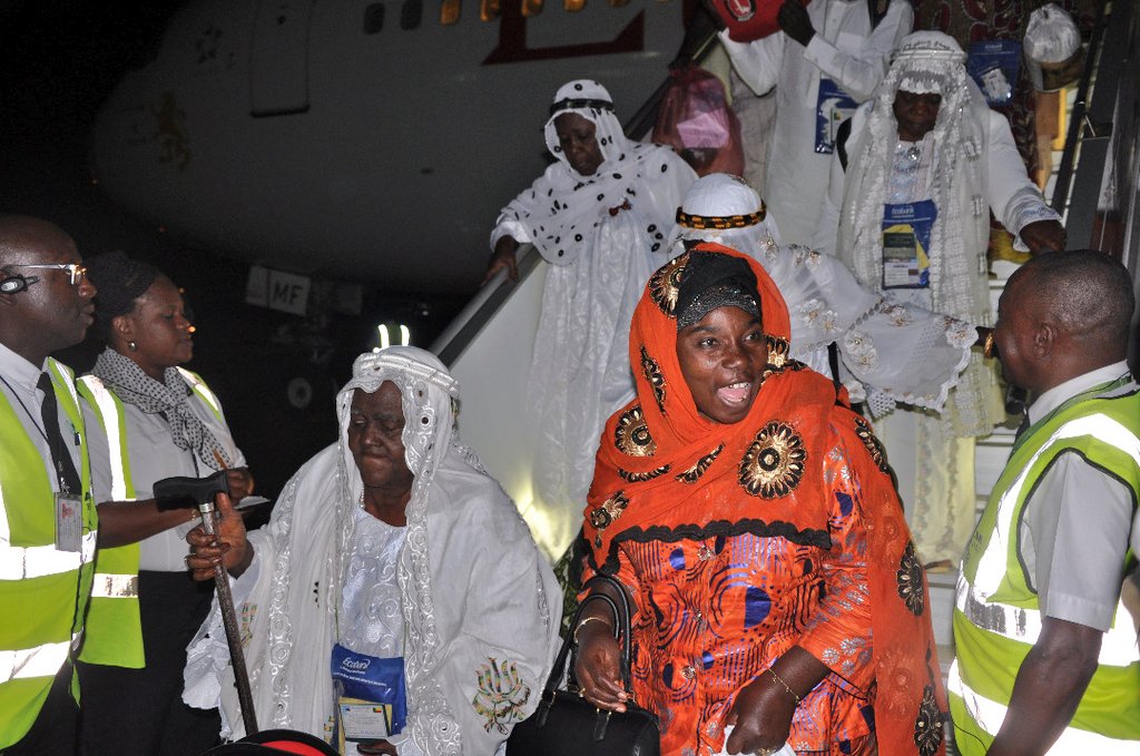 BeninDiplomatie's tweet photo. #Hadj2018: la dernière vague de pèlerins béninois a rejoint #Cotonou jeudi nuit. Dernier vol charter retour de la #Mecque. Le #Hadj des reformes, sans tambours ni trompettes, supervisé par @AAgbenonciMAEC sous le leadership du #prbenin #patriceTalon. #succes https://t.co/SjWdqLQA9v