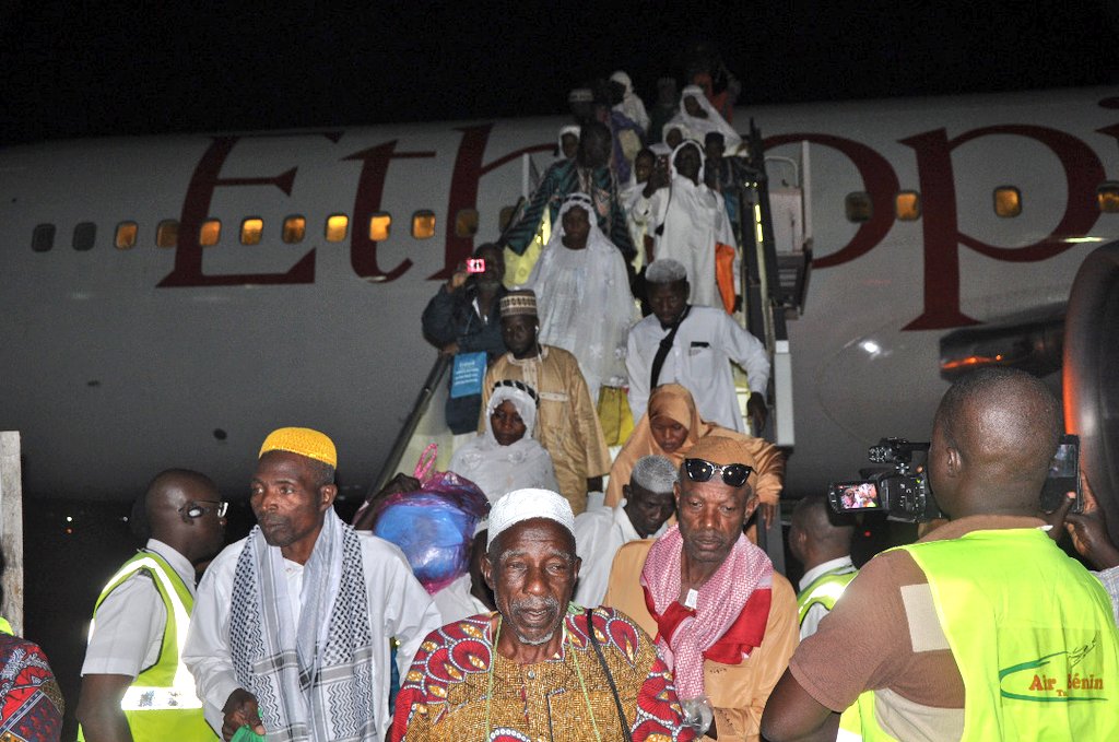 BeninDiplomatie's tweet photo. #Hadj2018: la dernière vague de pèlerins béninois a rejoint #Cotonou jeudi nuit. Dernier vol charter retour de la #Mecque. Le #Hadj des reformes, sans tambours ni trompettes, supervisé par @AAgbenonciMAEC sous le leadership du #prbenin #patriceTalon. #succes https://t.co/SjWdqLQA9v