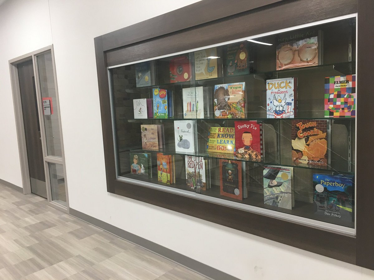 CMelbourne13's tweet photo. Have you been by the Lit Suite at @JPE_Panthers ? Itβs one of my favorite sights here, makes my heart swell! #JPEPantherPRIDE πΎππΎ#allabouthebooks #bookwormsrule #readingisfundamental ππππ https://t.co/zaDOfrdPIc
